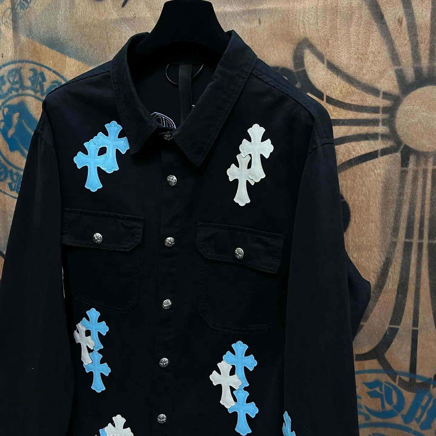 P610 Wang Zha has a new one! Heavy 15.5oz! Kill all market versions instantly! The price has bottomed out. Chrome Hearts Haute Couture Chrome Hearts patchwork leather denim jacket. The choice of high-grade twill denim custom-made fabrics is very important. It distinguishes the low version and wrong version of all pure black denim fabrics on the market. The cross patchwork leather is all imitation lambskin. All dyeing is completely restored without color difference. The inner leather label is first-layer calfskin. All hardware is 925 silver plated. It distinguishes all versions on the market. There is no better casual comparison in the market. Same style for men and women S-XL
